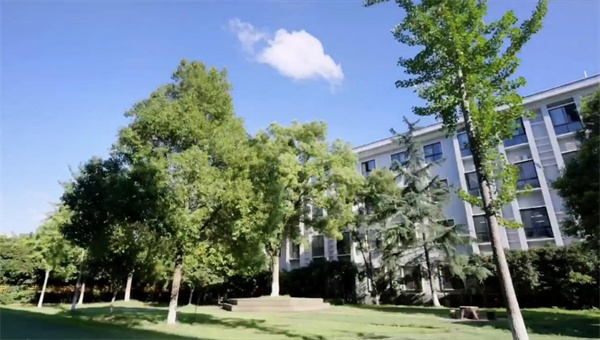  衡阳华岳高级中学高考复读部学校特色