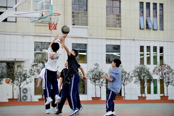  长沙湘军高级中学复读教学环境 