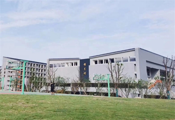 ：长沙恒雅高级中学复读教学环境
