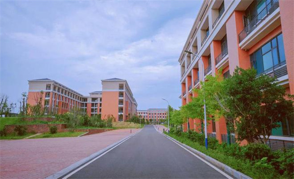 长沙市创新高级中学复读
