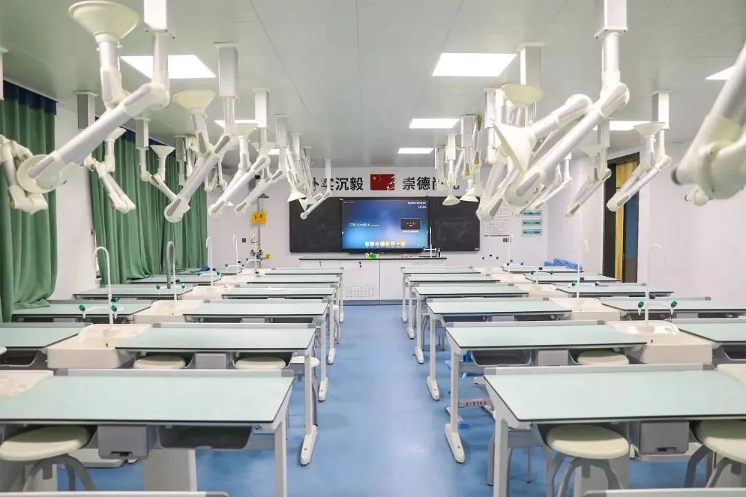 岳阳市郡华中学高复部