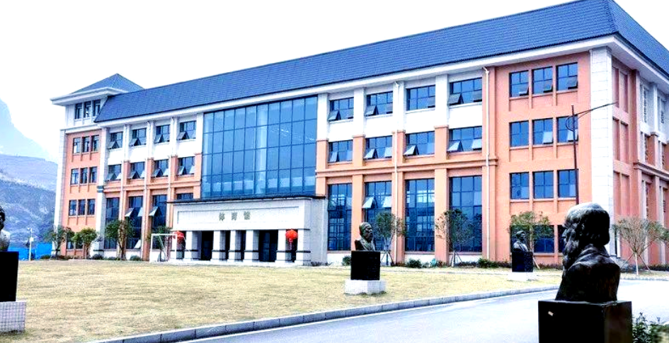 张家界雨露学校复读部